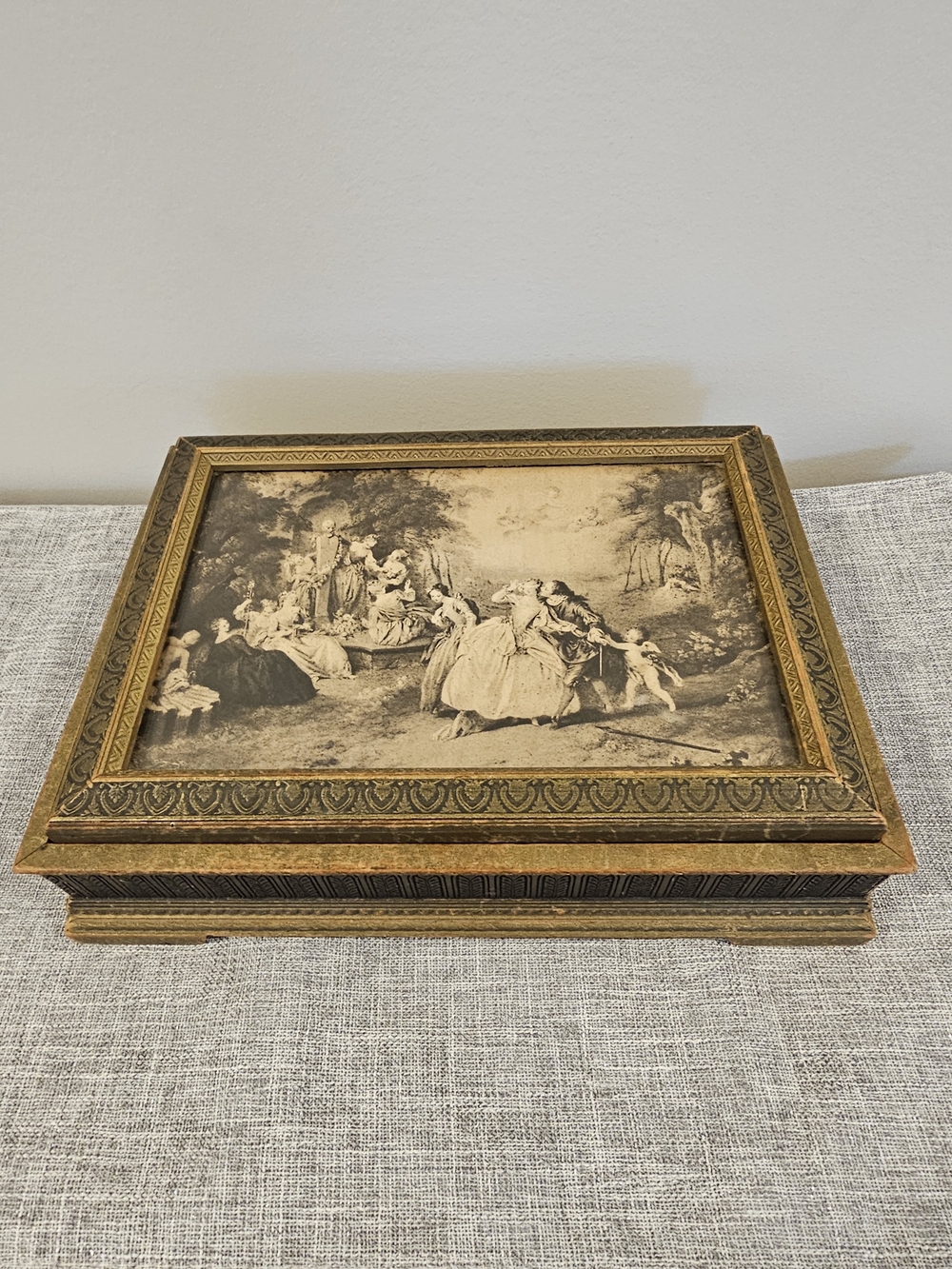 Mid-Century Italian Florentine-style gilded wood jewelry/keepsake box